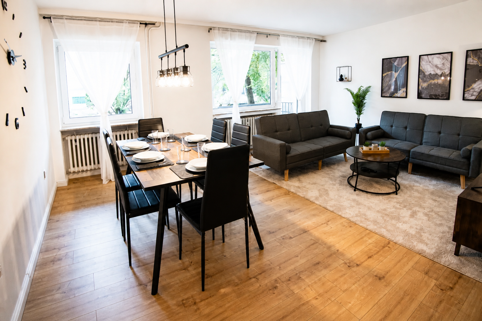 Heller Wohn- und Essbereich des Balkon-Apartments in Bad Pyrmont