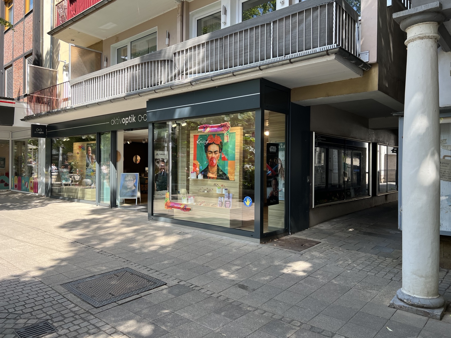 Durchgang rechts neben aktivoptik in der Bad Pyrmonter Innenstadt