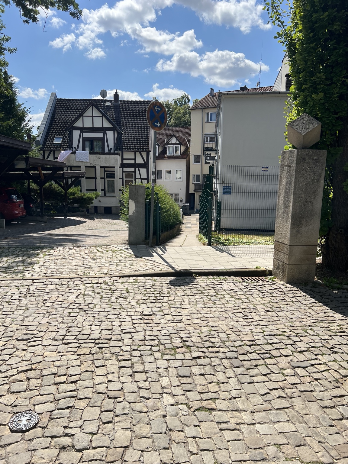 Schmaler Fußweg gegenüber dem Parkplatz Am Rathaus